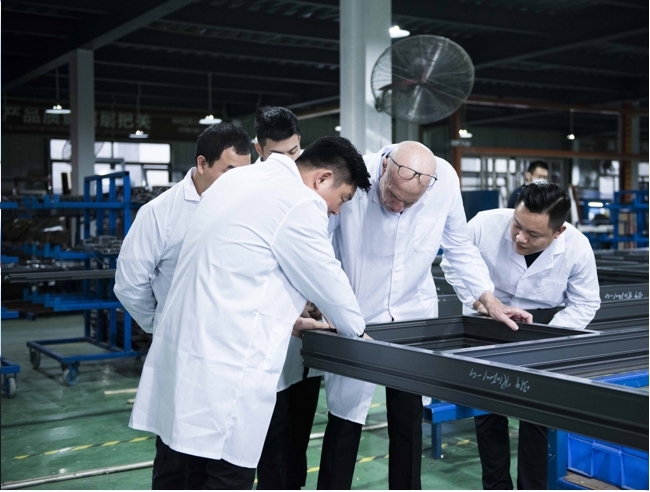 曾奎与研发团队探讨开云买球·(中国)官方网站工艺